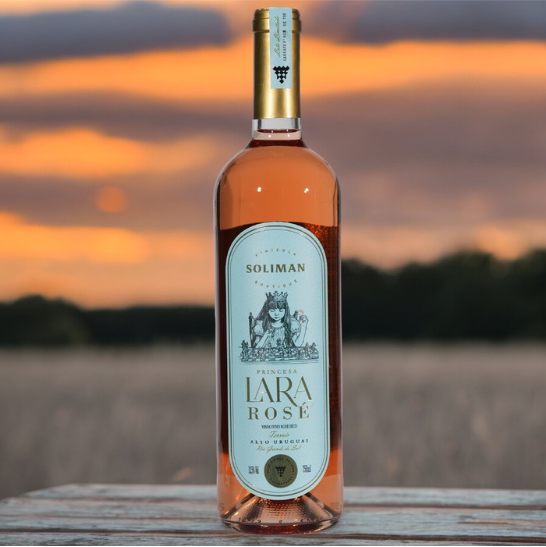 Desfrute deste rosé em momentos especiais, harmonizando com pratos leves e saborosos, como saladas, frutos do mar e massas com molhos leves, ou simplesmente aprecie sua companhia em momentos de descontração e celebração. Surpreenda-se com a delicadeza e a complexidade do Rosé Princesa Lara, um vinho que encanta os sentidos e homenageia a tradição vinícola do Alto Uruguai.