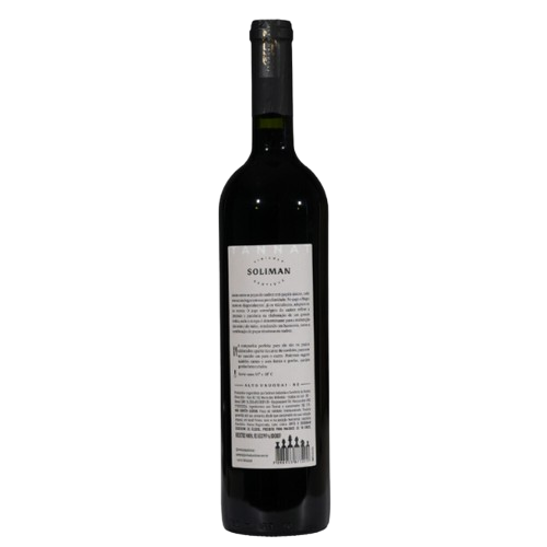 Em cada taça, descubra a explosão de aromas de frutas negras maduras, como amora, mirtilo e ameixa, que se entrelaçam com notas de especiarias, como pimenta preta, cravo e um toque de tabaco. A acidez vibrante e os taninos presentes conferem estrutura e corpo ao vinho, enquanto o estágio em barricas de carvalho adiciona nuances de chocolate, baunilha e um toque defumado.