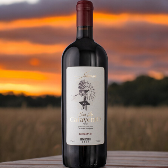 Sua jornada épica, que o levou da terra natal do Cabernet Sauvignon, a França, culminou com a conquista da medalha de ouro no prestigiado Concurso Vinalies Internationales, um feito que poucos vinhos brasileiros alcançam. Catavento Cabernet Sauvignon Gran Reserva 2020: uma obra-prima que celebra a tradição, a inovação e a paixão pela enologia, um vinho que transcende o paladar e convida a uma viagem sensorial inesquecível.