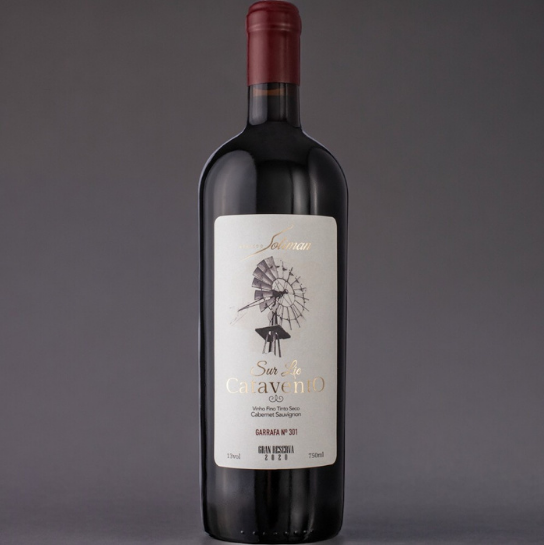 Uma Viagem no Tempo. Em uma edição limitada de apenas 1000 garrafas numeradas e assinadas pelo enólogo Marcos Vian, o Catavento Cabernet Sauvignon Gran Reserva 2020 é uma joia rara da Vinícola Soliman, que eleva o terroir do Alto Uruguai, RS, ao cenário vinícola mundial.