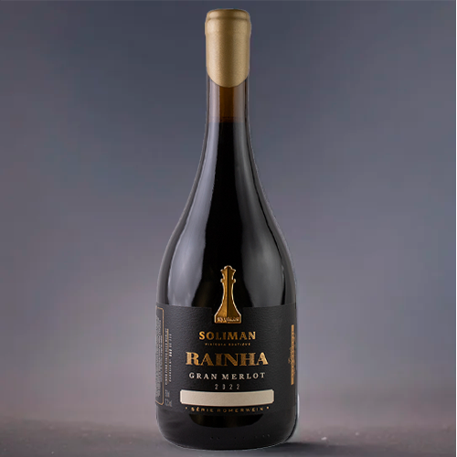 Uma Viagem no Tempo. Em 350 a.C., na cidade alemã de Speyer, uma descoberta arqueológica mudou a história do vinho: o Römerwein, a primeira ampola de vinho do mundo. Inspirada por essa relíquia milenar, a Soliman Vinícola Boutique apresenta o Rainha Gran Merlot, um vinho conceito que homenageia a tradição, a paixão pela enologia e a força da uva Merlot.